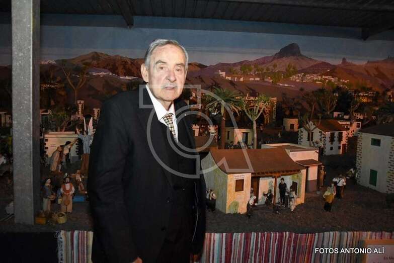 El fallecido artesano José Sánchez ante su obra en una imagen de las navidades de 2018/Antonio Alí.